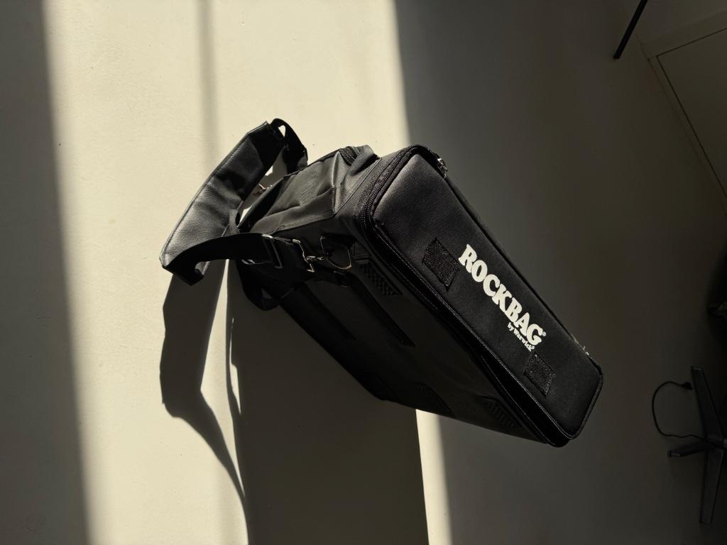 Warwick Rockbag 2U flight case nylon met ingebouwde power, Musique & Instruments, Enlèvement ou Envoi, Comme neuf, Flight case
