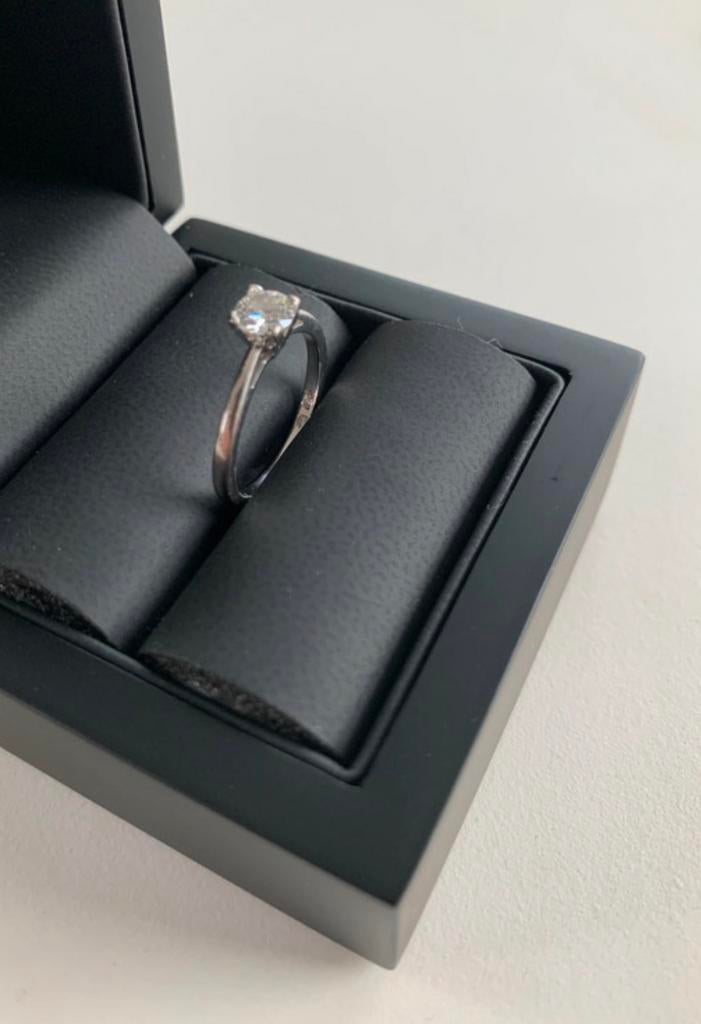 Bague en or blanc 18 carats sertie d’un diamant 0,45 carat, Enlèvement ou Envoi, Comme neuf, Or, Blanc