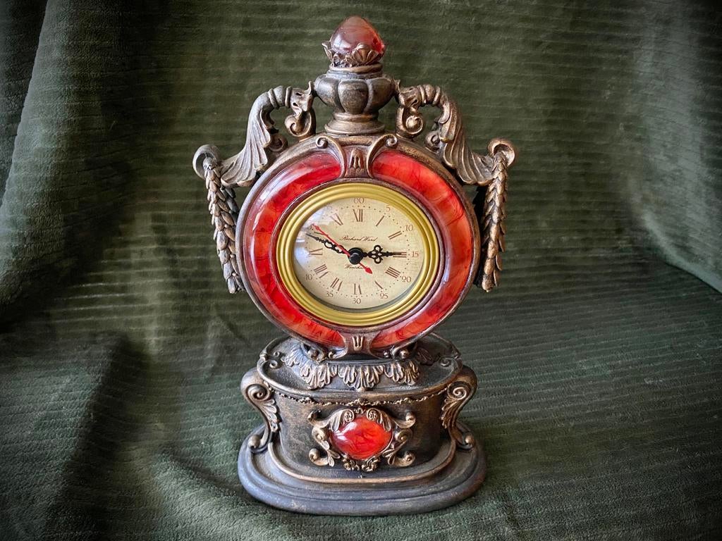 Quarts klokje "Red Stone" 🔴🕰️, Antiek en Kunst, Antiek | Klokken, Ophalen of Verzenden