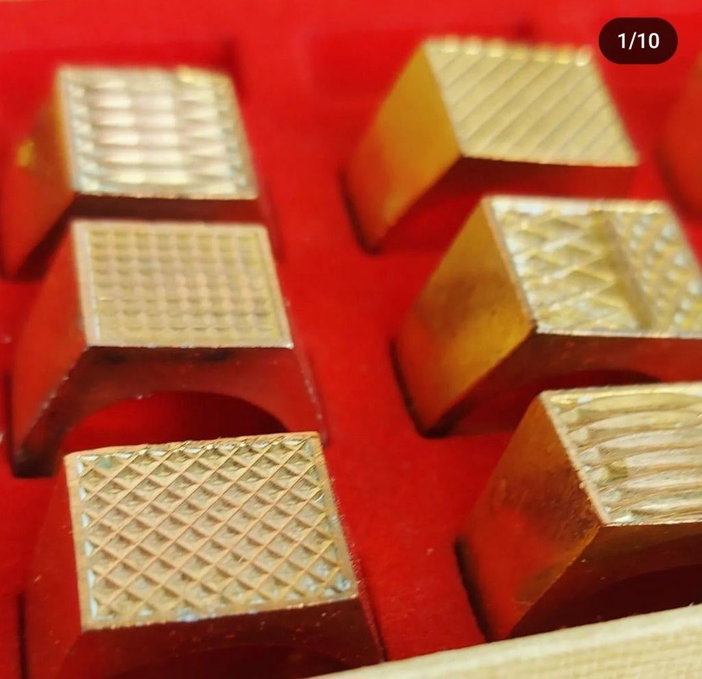 Bague, on dirait une chevalière, Enlèvement ou Envoi