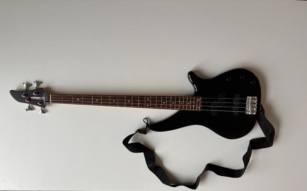 Basgitaar Yamaha zwart (trbx174) incl. Gitaarzak, Muziek en Instrumenten, Snaarinstrumenten | Gitaren | Bas, Ophalen, Zo goed als nieuw