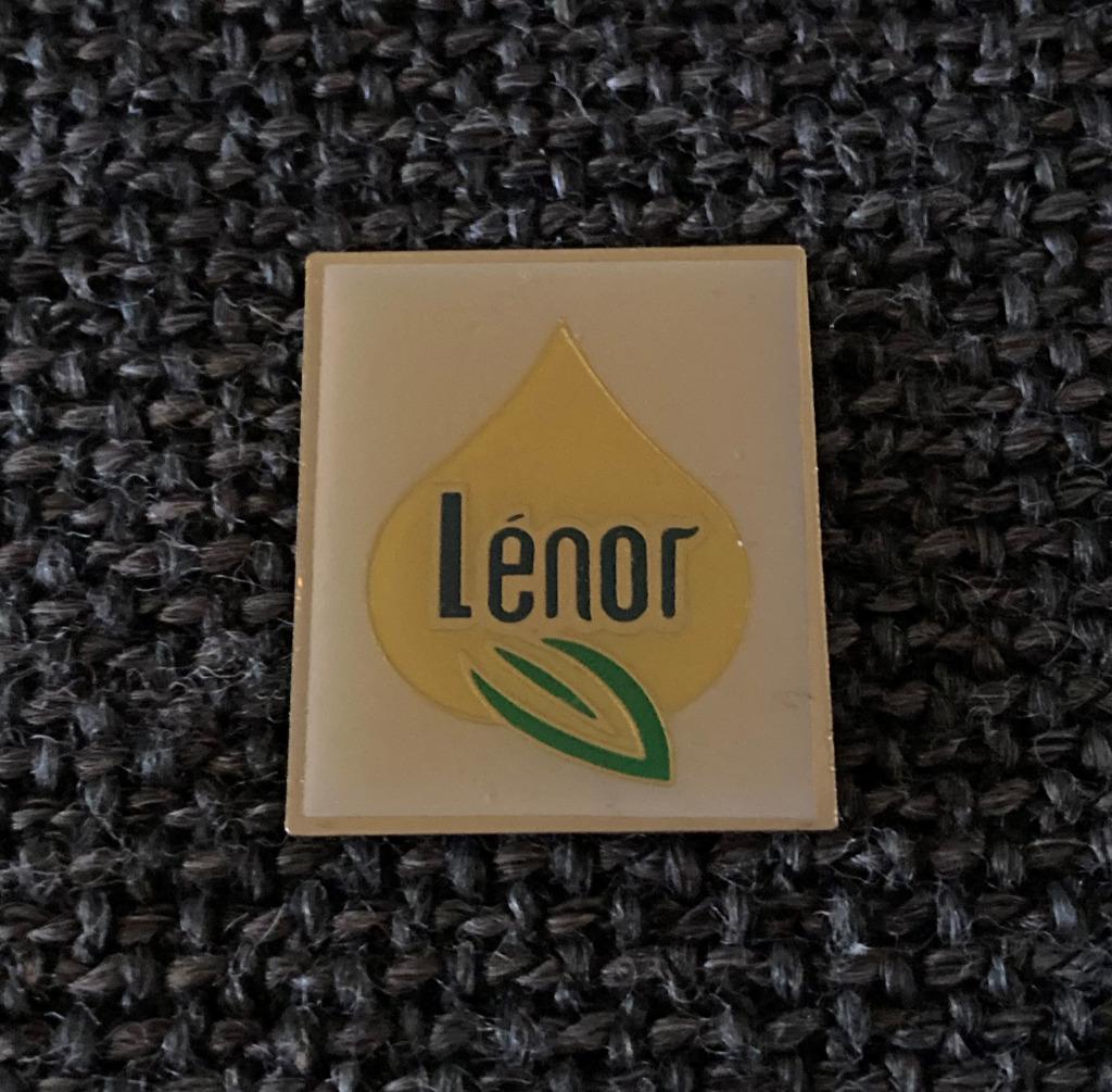 PIN - LENOR - WASVERZACHTER - ADOUCISSANT, Verzenden, Gebruikt, Merk, Speldje of Pin