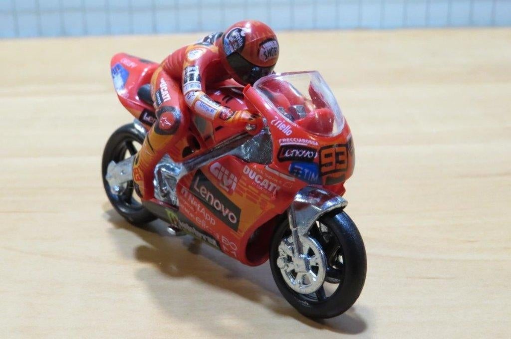 Marc Marquez Lenovo Ducati Desmosedici 2025 1:22 Guisval, Enlèvement ou Envoi, Neuf, Moteur