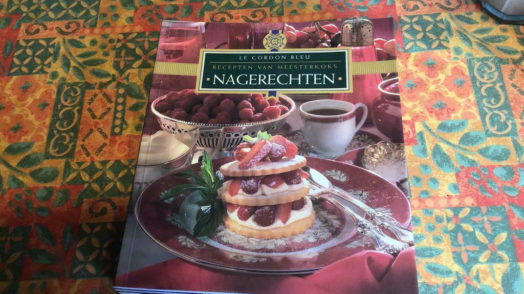 Le cordon bleu kookboek (W), Boeken, Ophalen of Verzenden, Zo goed als nieuw, Europa, Hoofdgerechten