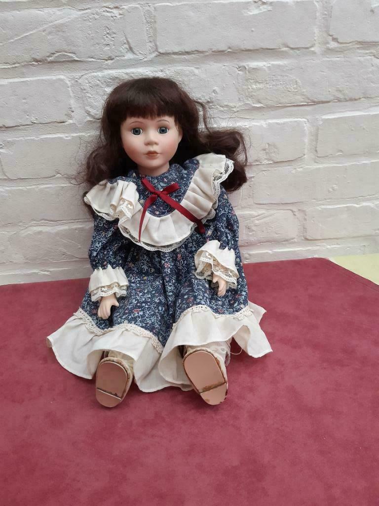 porseleinen pop met bruine krullen, Verzamelen, Poppen, Ophalen of Verzenden, Zo goed als nieuw, Pop