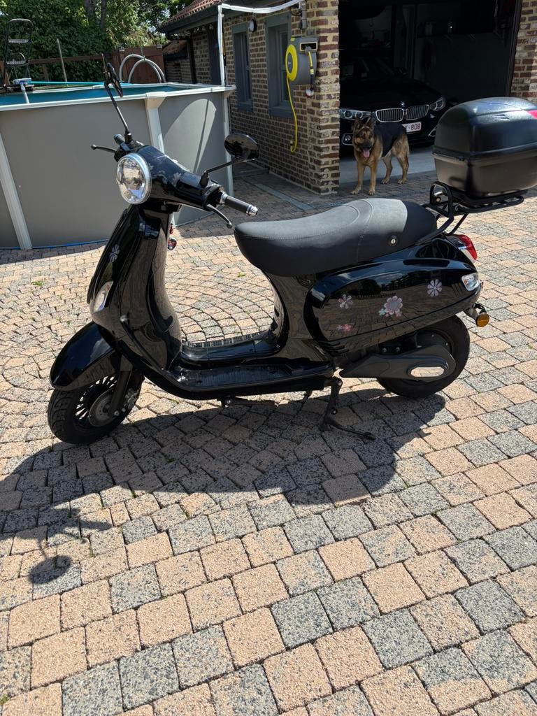 Zwarte scooter, Ophalen, Zo goed als nieuw
