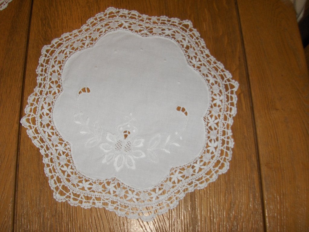 Napperon en coton blanc brodé. Diam. 30 cm. deux pour 8€, Neuf, Blanc, Brodé, Enlèvement ou Envoi
