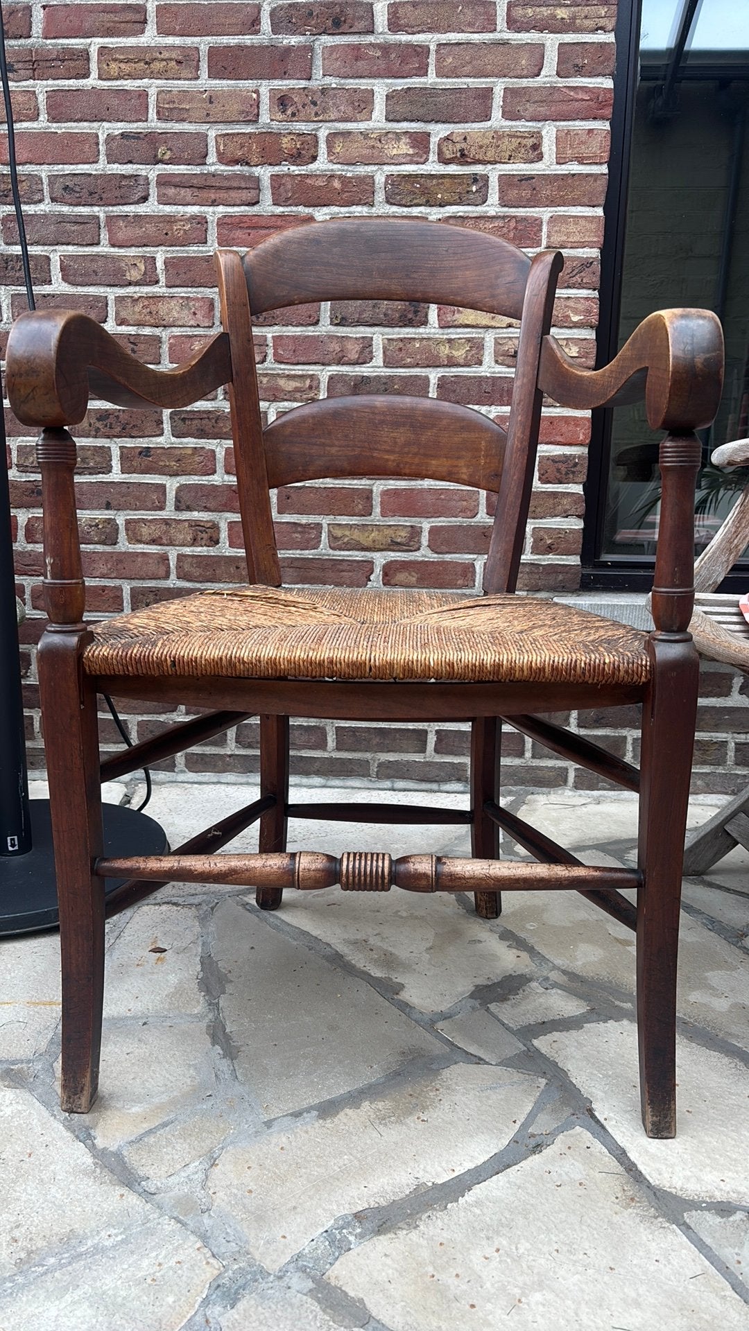 Brede antieke houten armstoel met rieten zitting, Ophalen
