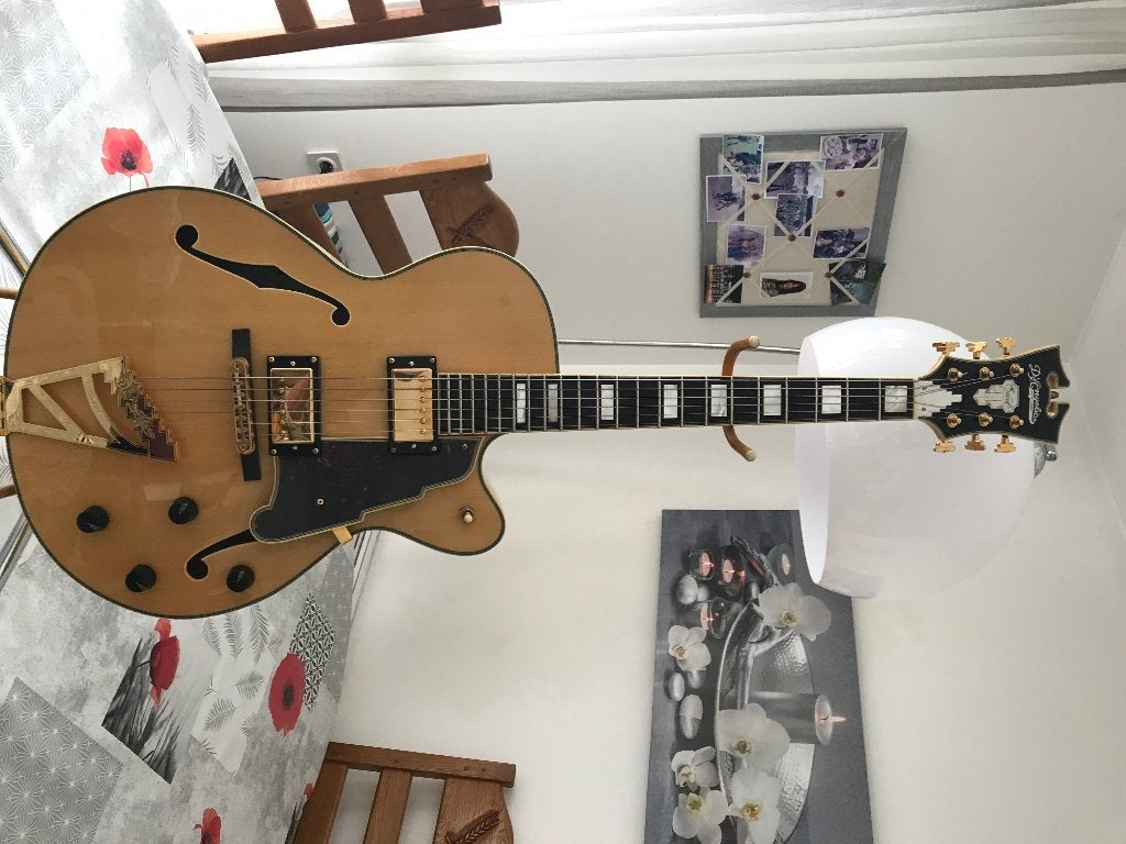 guitare electrique, Musique & Instruments, Enlèvement ou Envoi, Comme neuf, Avec valise, Autres types
