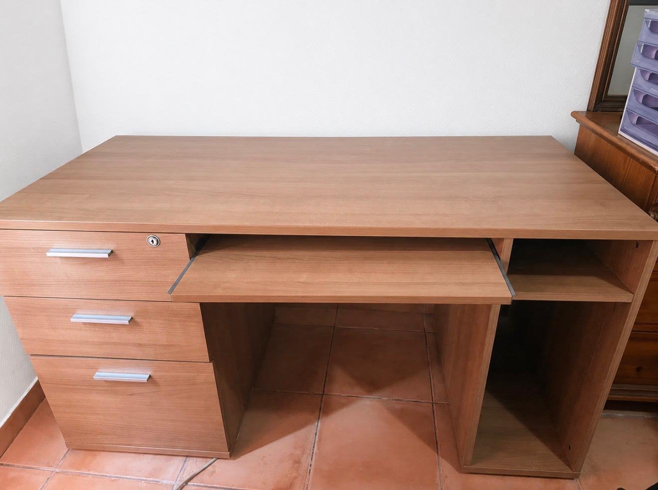 Bureau - moet dringend weg!, Ophalen, Zo goed als nieuw, Bruin, 143 cm