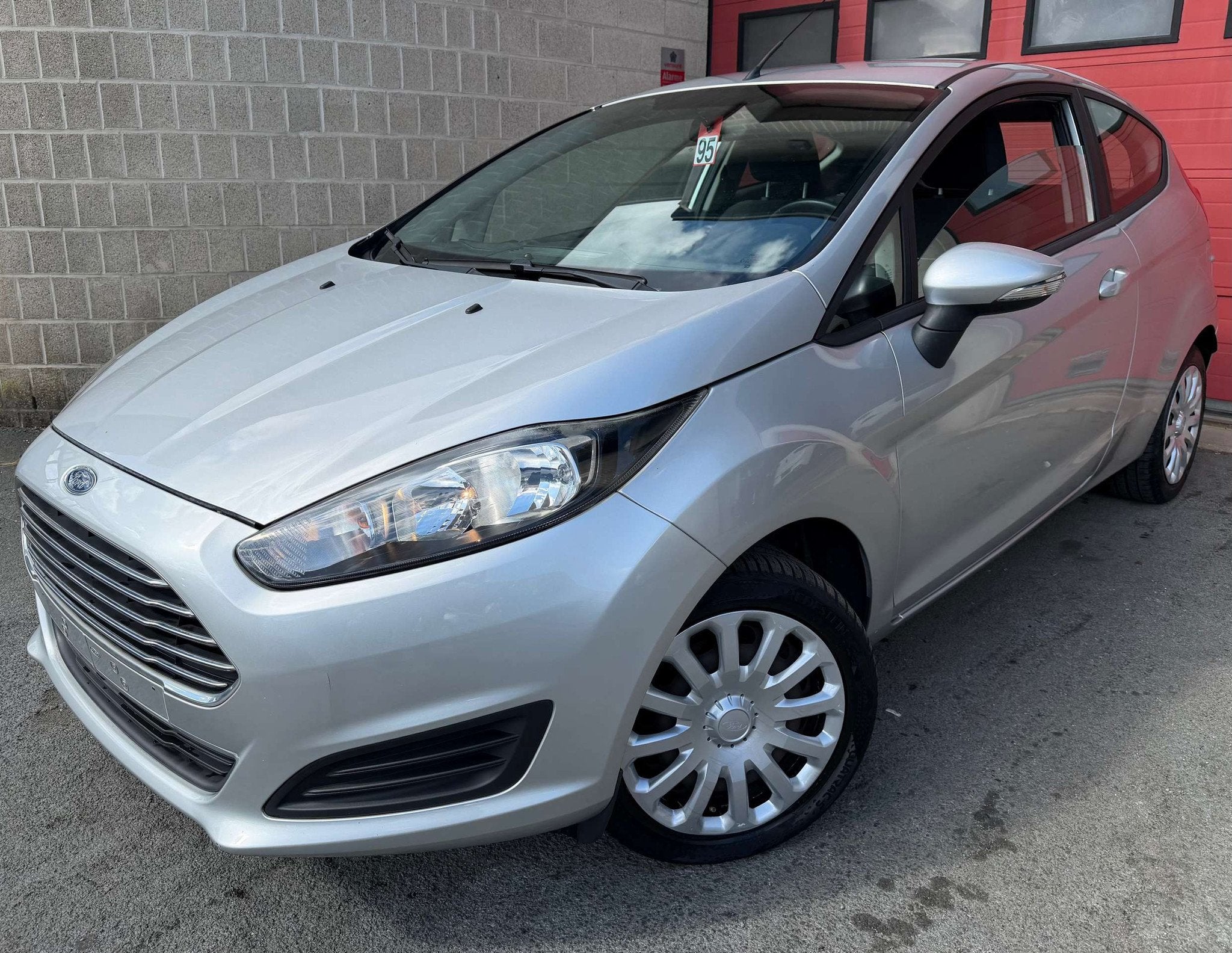Ford Fiesta 1.0i Trend + CLIM, Argent ou Gris, 998 cm³, Boîte manuelle, Berline