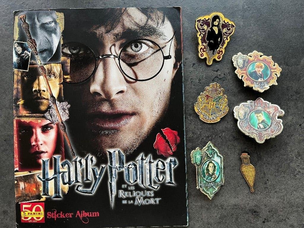 6 x pin's Harry Potter + Album Panini complet (2011), Collections, Enlèvement ou Envoi, Comme neuf, Autres types