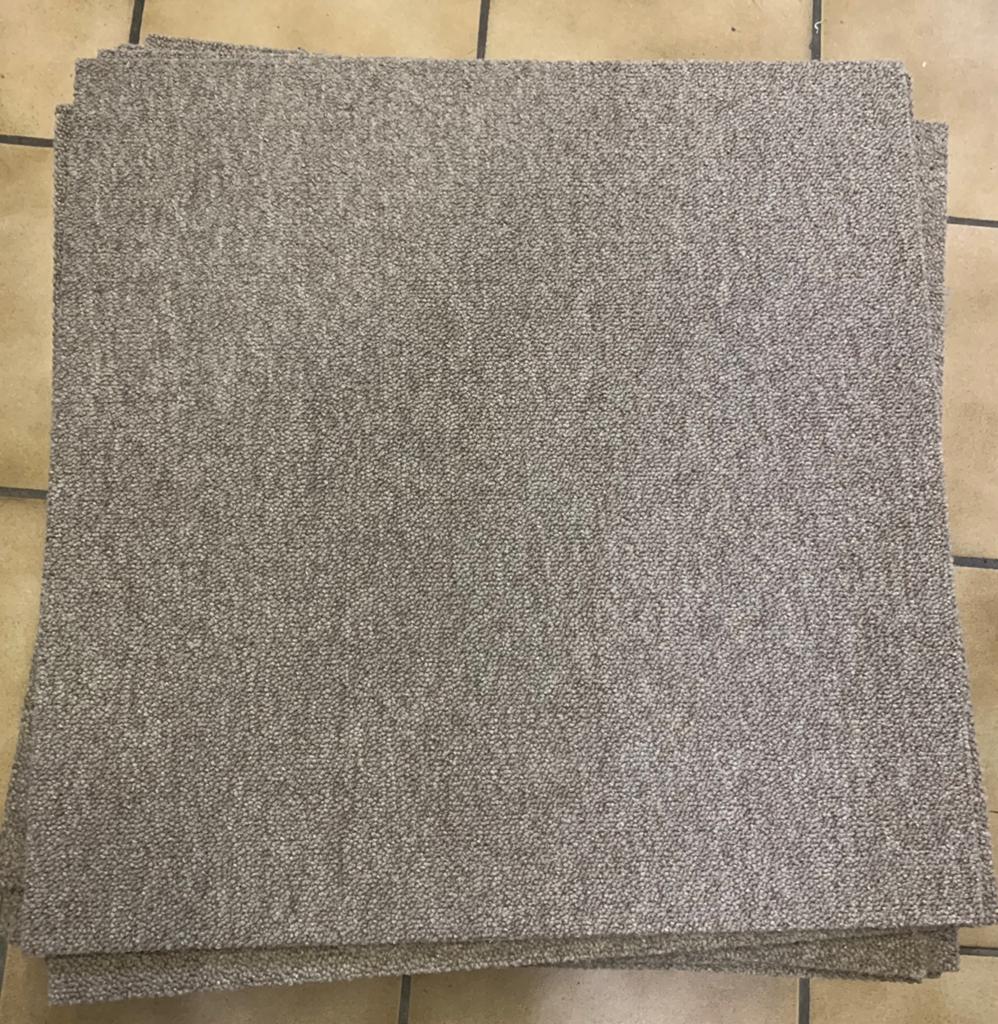 Tegeltapijt50x 50 cm taupe verkoop lot, Huis en Inrichting, Stoffering | Vloerbedekking, Ophalen, Overige kleuren, Zo goed als nieuw