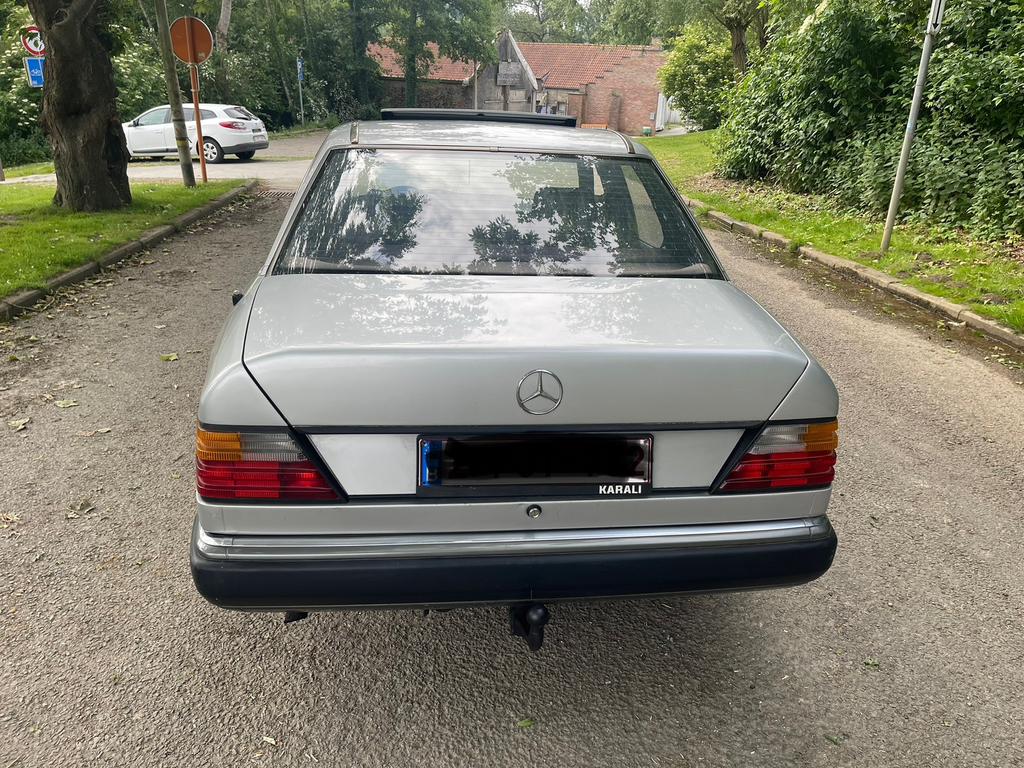 Mercedes 250d oldtimer-automaat van bouwjaar 1990, foto 8