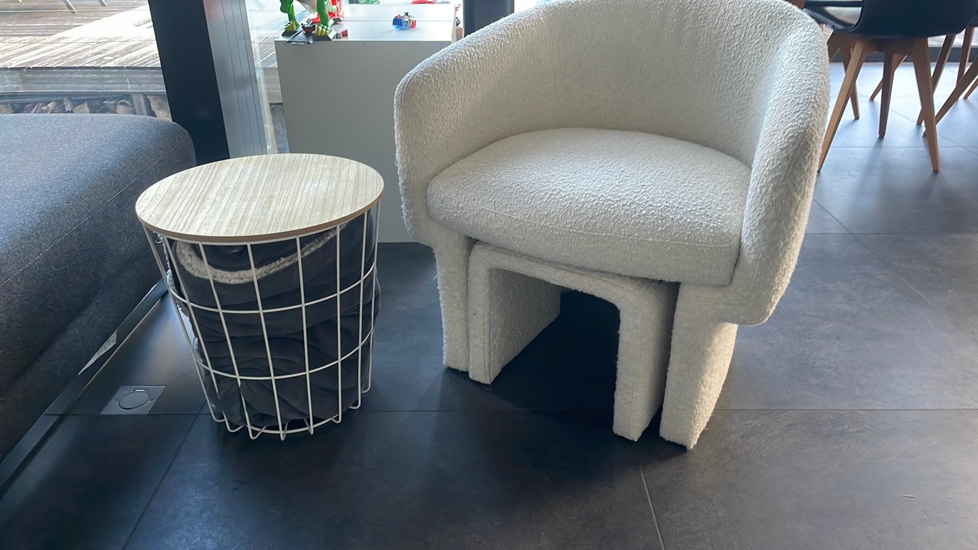 Petite table acec rangement couverrture., Enlèvement, Comme neuf