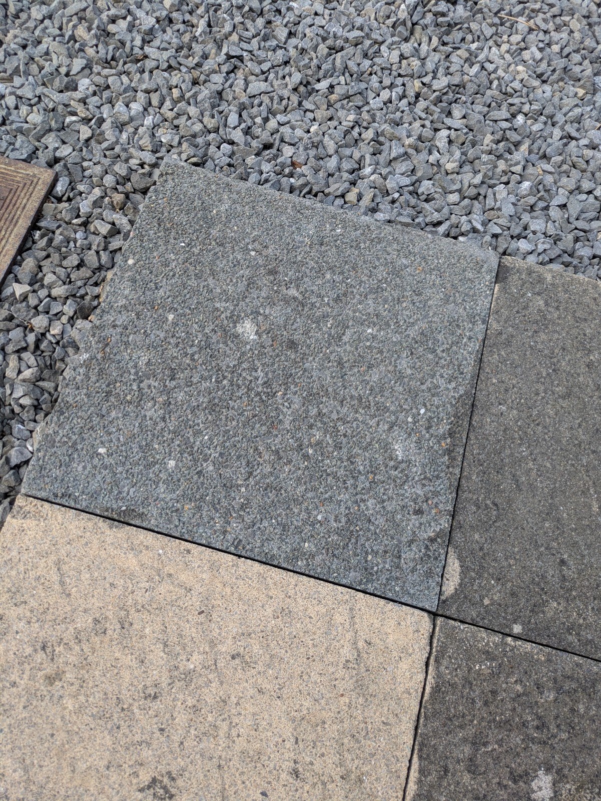 24 dalles / carrelages en béton gris 40x40x4 à donner, Bricolage & Construction, Dalles & Carrelages, Enlèvement, Utilisé, Moins de 5 m²