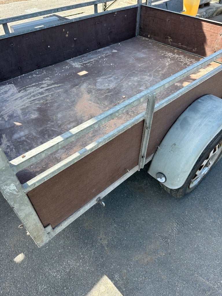 Aanhangwagen, Enlèvement, Utilisé
