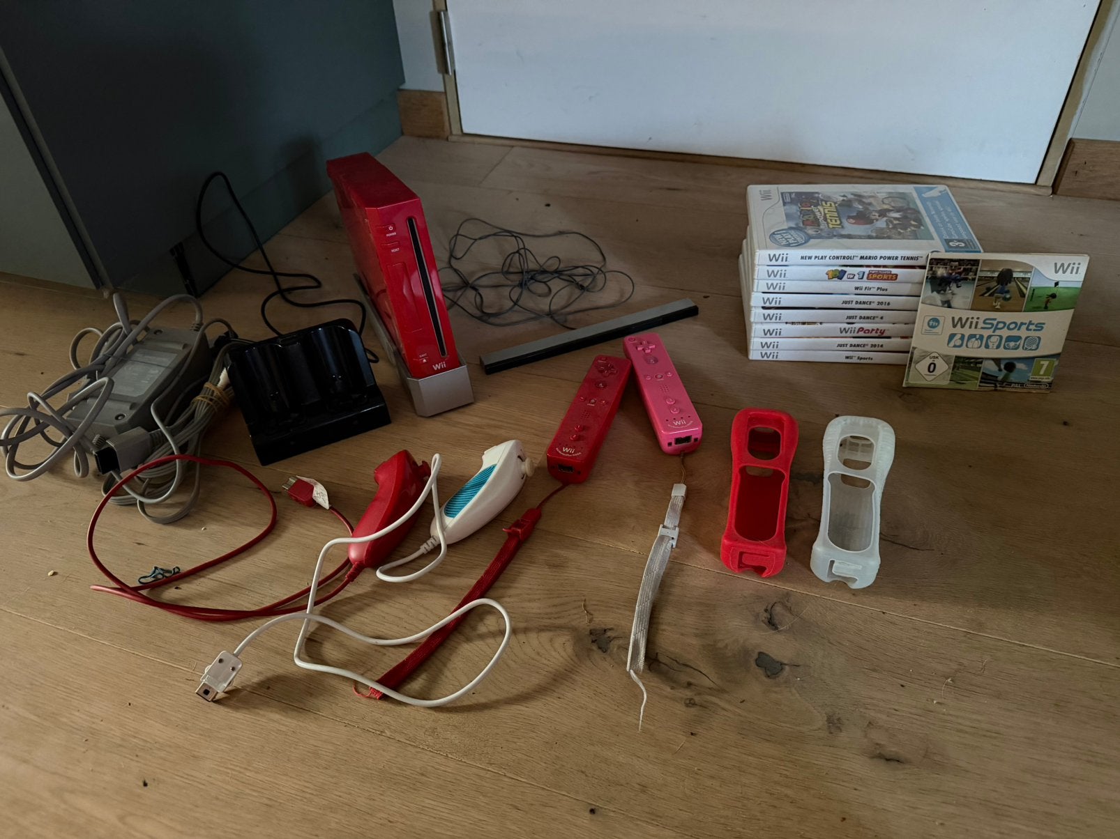 Nintendo Wii + dubbele kastjes oplader + spelletjes hoesjes, Ophalen of Verzenden, Zo goed als nieuw, Met 2 controllers, Met games