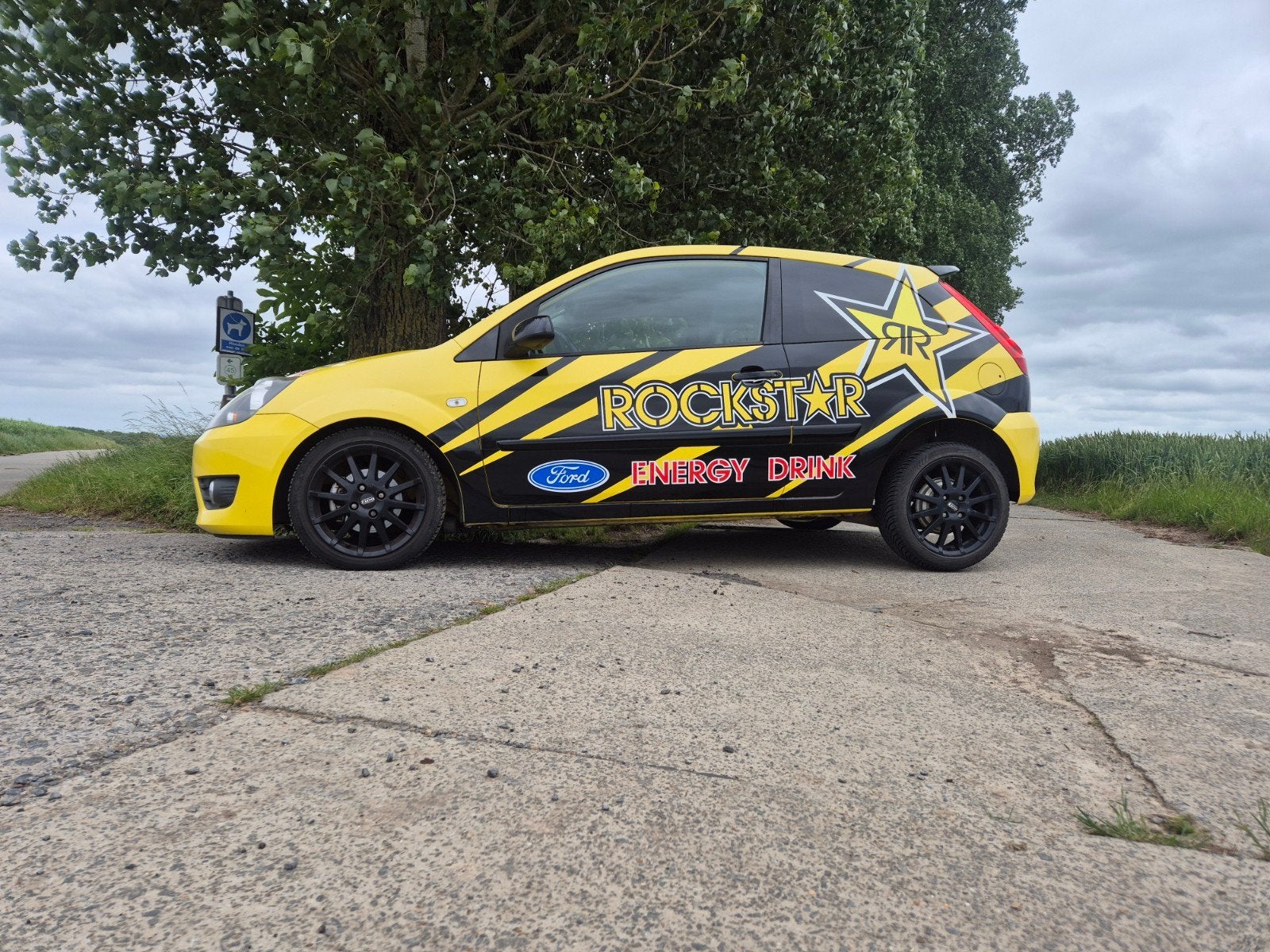 ford fiesta, Voorwielaandrijving, Zwart, 4 cilinders, Geel