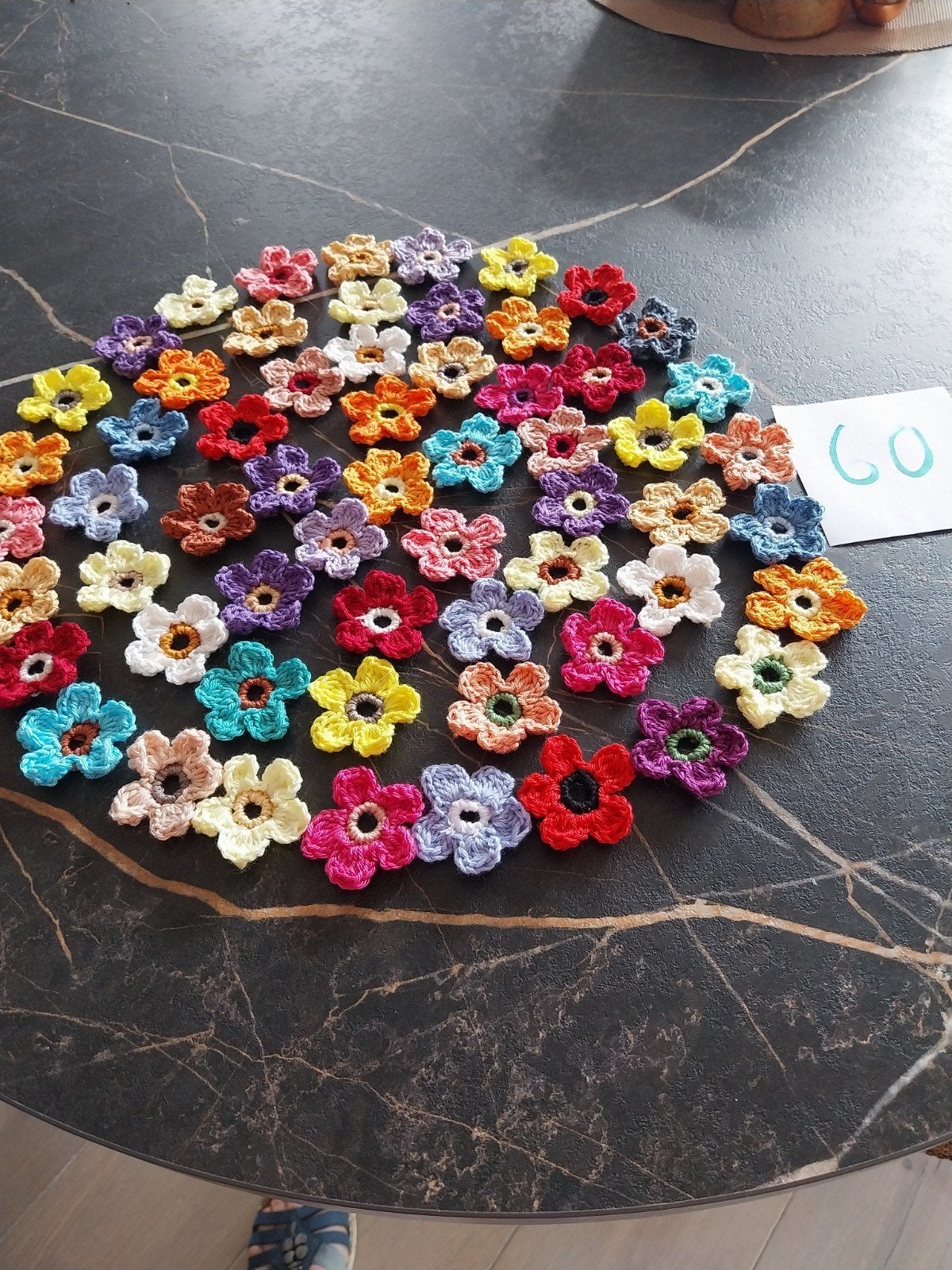 Cercle de 60 fleurs en coton crocheté, Hobby & Loisirs créatifs, Tricot & Crochet, Enlèvement ou Envoi, Neuf, Crochet, Autres types