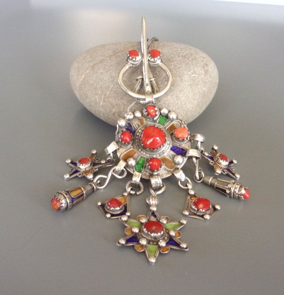 Fibule kabyle ancienne argent, émaux polychromes et corail, Enlèvement ou Envoi, Argent, Pendentif, Avec pierre précieuse