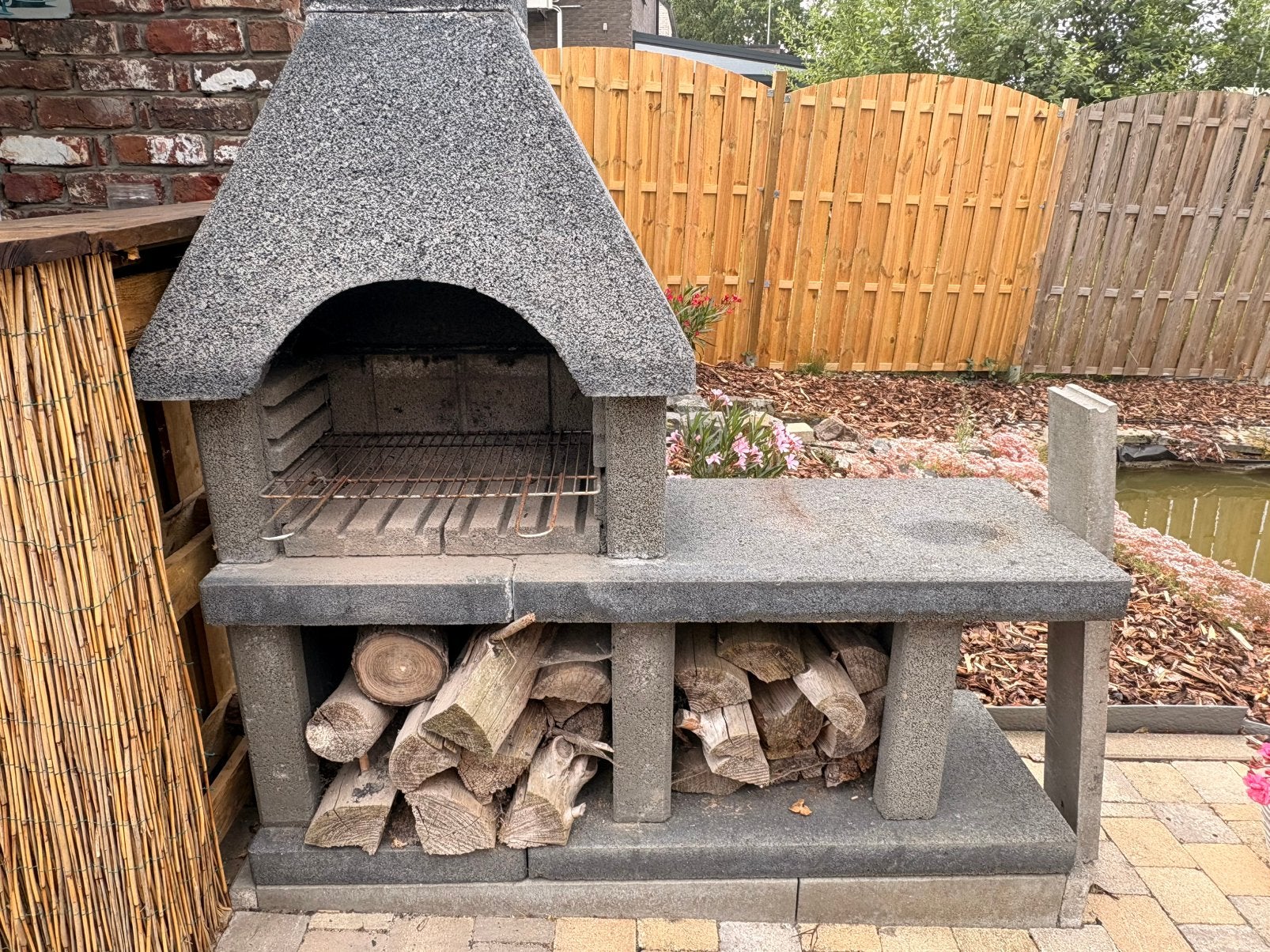BBQ beton in zeer goede staat, Jardin & Terrasse, Barbecues au charbon de bois, Enlèvement, Comme neuf