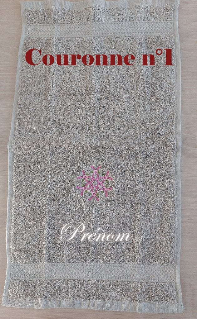 Serviette invité taupe brodée "couronne et rubans roses", Maison & Meubles, Neuf, Autres marques, Enlèvement ou Envoi, Beige