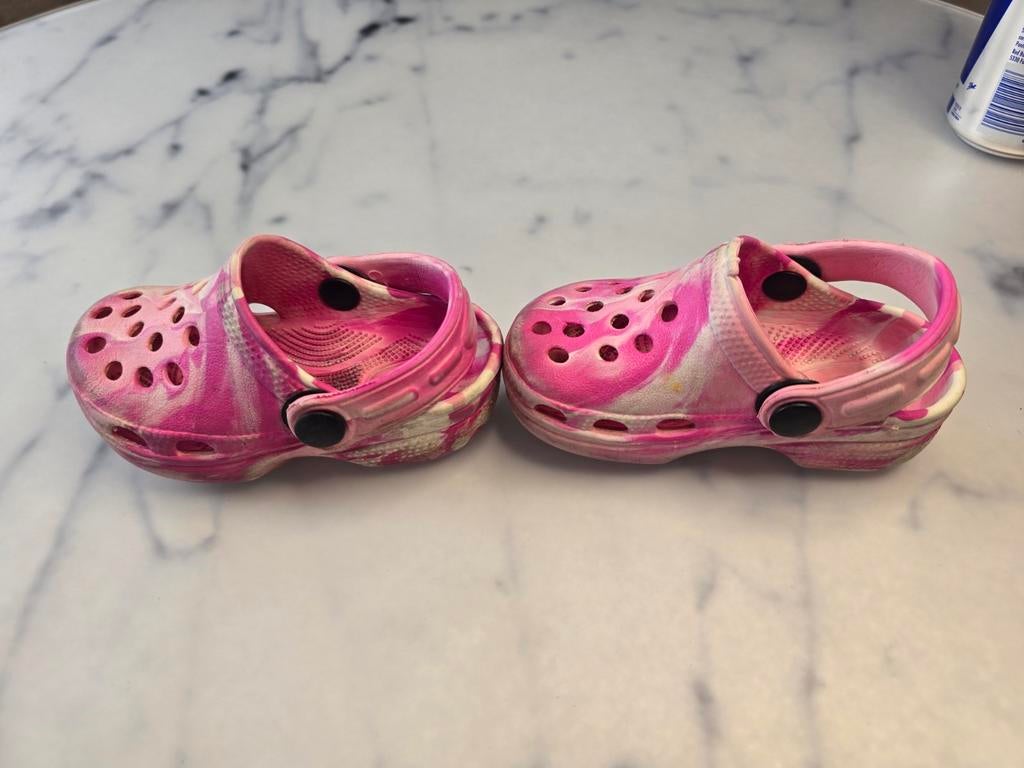 Crocs enfant motif marbré rose et blanc - Taille 7, Crocs, Enlèvement ou Envoi, Utilisé, Autres types
