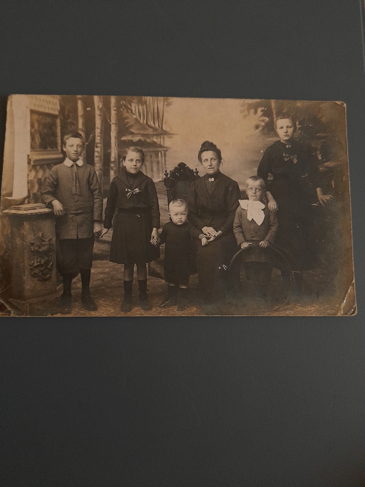 Ansichtkaart „Souvenir Large Family” uit 1916, Gebruikt, Foto, Ophalen of Verzenden, Voor 1940