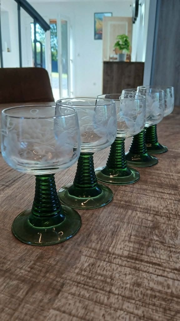 Lot de 5 verres du Rhin vintage – pied vert et décor gravé, Antiquités & Art, Antiquités | Verre & Cristal, Enlèvement ou Envoi