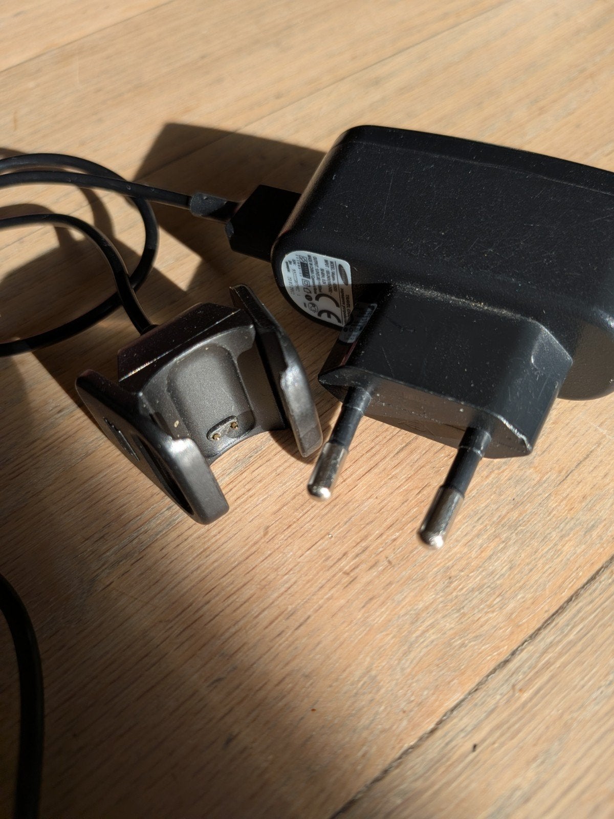 Fitrbit 'Charge 4'  laders: stekker en USB, Handtassen en Accessoires, Ophalen of Verzenden, Zo goed als nieuw, Zwart, Fitbit