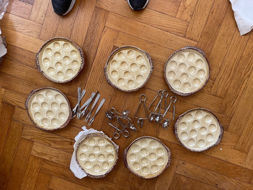 Gien slakkenborden met vorken en tangen, Ophalen, Keramiek, Vintage, Zo goed als nieuw