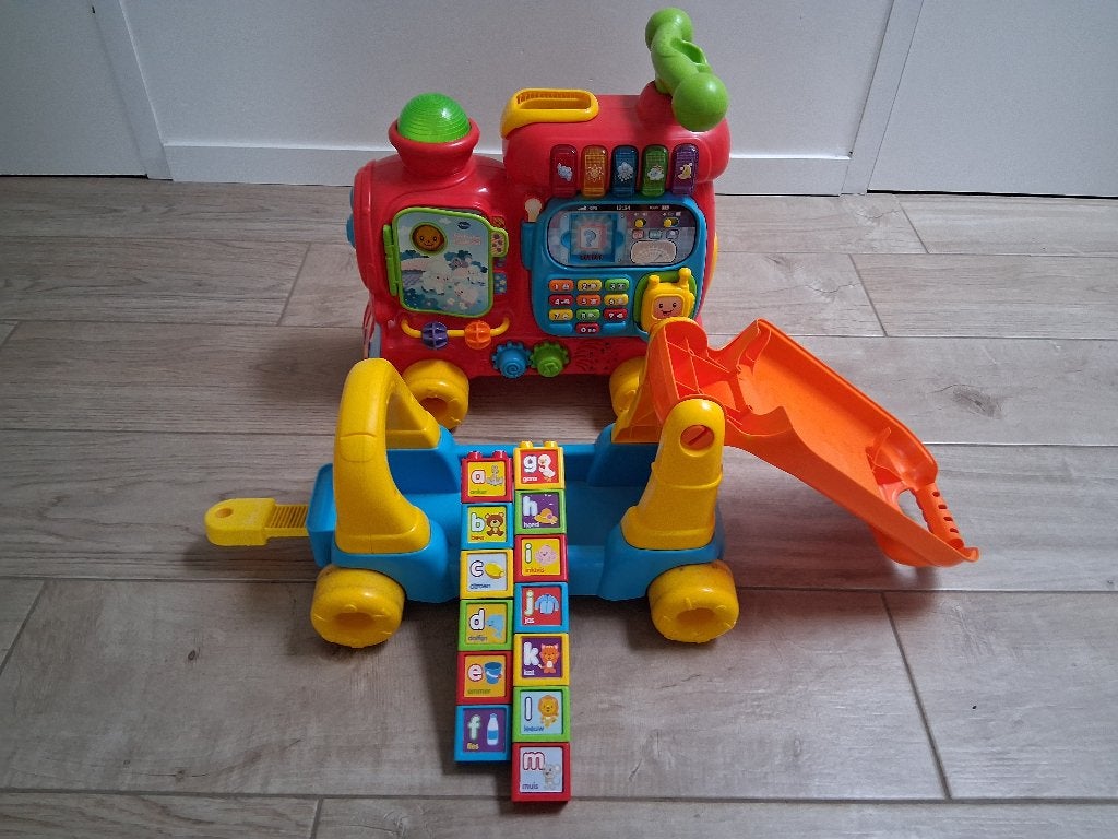 V-tech multifunctioneel speeltreintje, Kinderen en Baby's, Ophalen, Gebruikt, Bouwen, Met licht