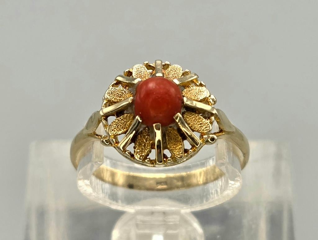 Gouden Vintage ring met bloedkoraal. 206/149., Ophalen of Verzenden, Goud, Ring, Met edelsteen