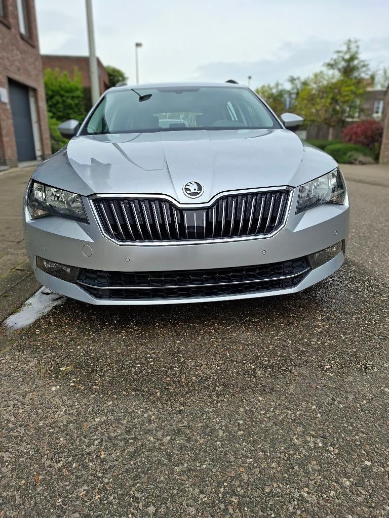 Skoda Superb Combi in prachtige staat, Autos, Skoda, Argent ou Gris, Euro 6, Boîte manuelle, Noir