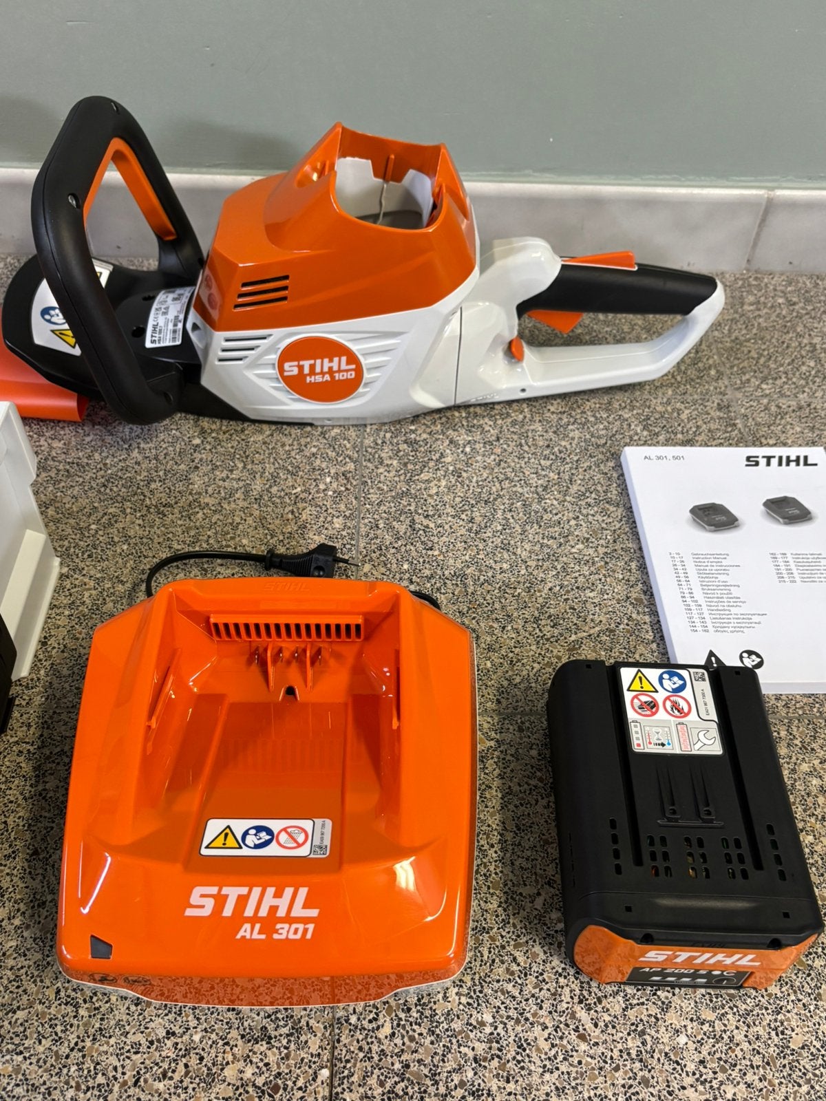 ENSEMBLE DE TAILLE-HAIES À BATTERIE STIHL HSA 100, Enlèvement, Neuf, Batterie