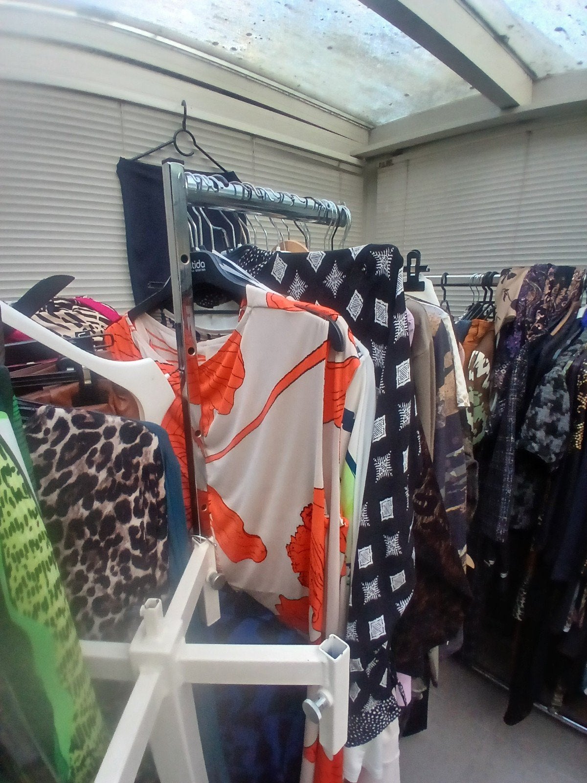 Lot dames kleding uit stopzetting, Kleding | Dames, Kledingrekken, Ophalen
