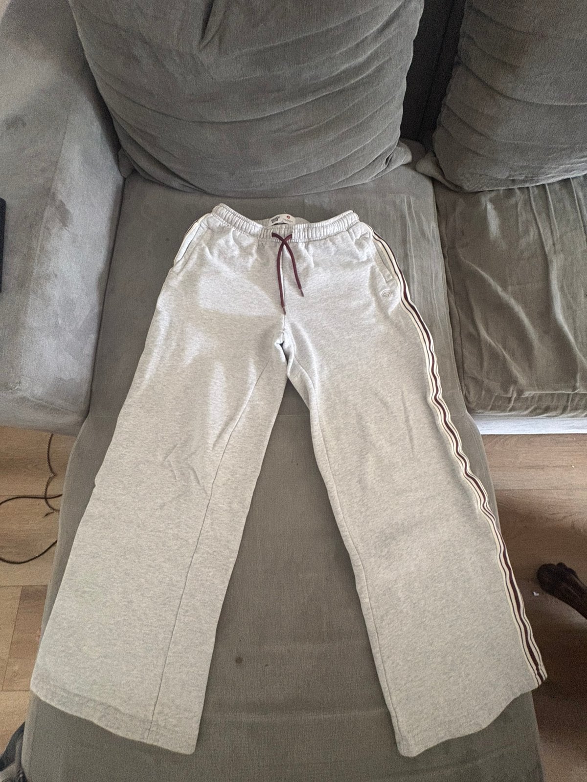Jogging broek grijs met rode streepjes aan de zijkant, Ophalen, Maat 36 (S), Gedragen, Grijs