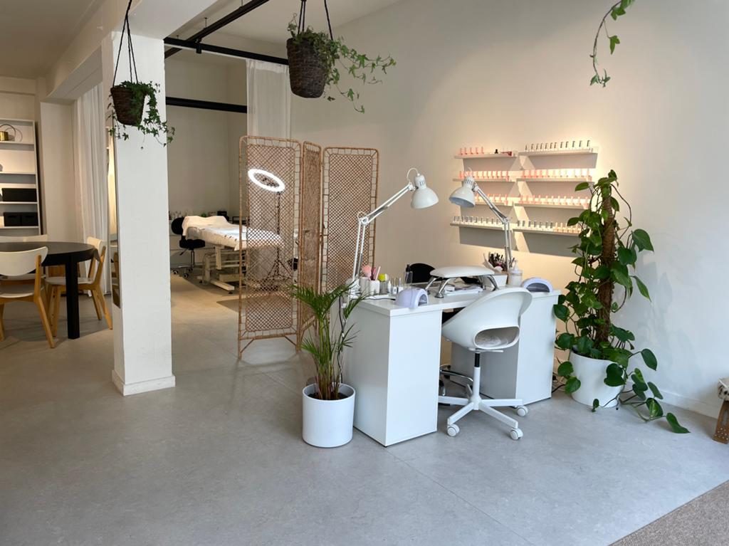 NAGELTAFEL TE HUUR – VOOR ZELFSTANDIGE NAGELSTYLISTE, Horaire variable, Premier Emploi, Autres formes, Convient comme travail d'appoint