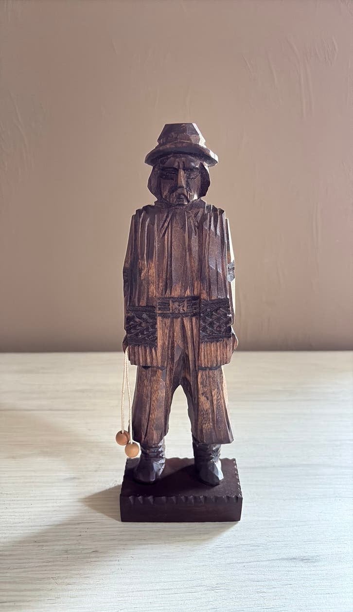 Handgesneden Houten Beeldje – Argentijnse Gaucho-Boleadoras, Houtsnijwerk, Ophalen of Verzenden, Handgemaakt, 20 - 50 cm