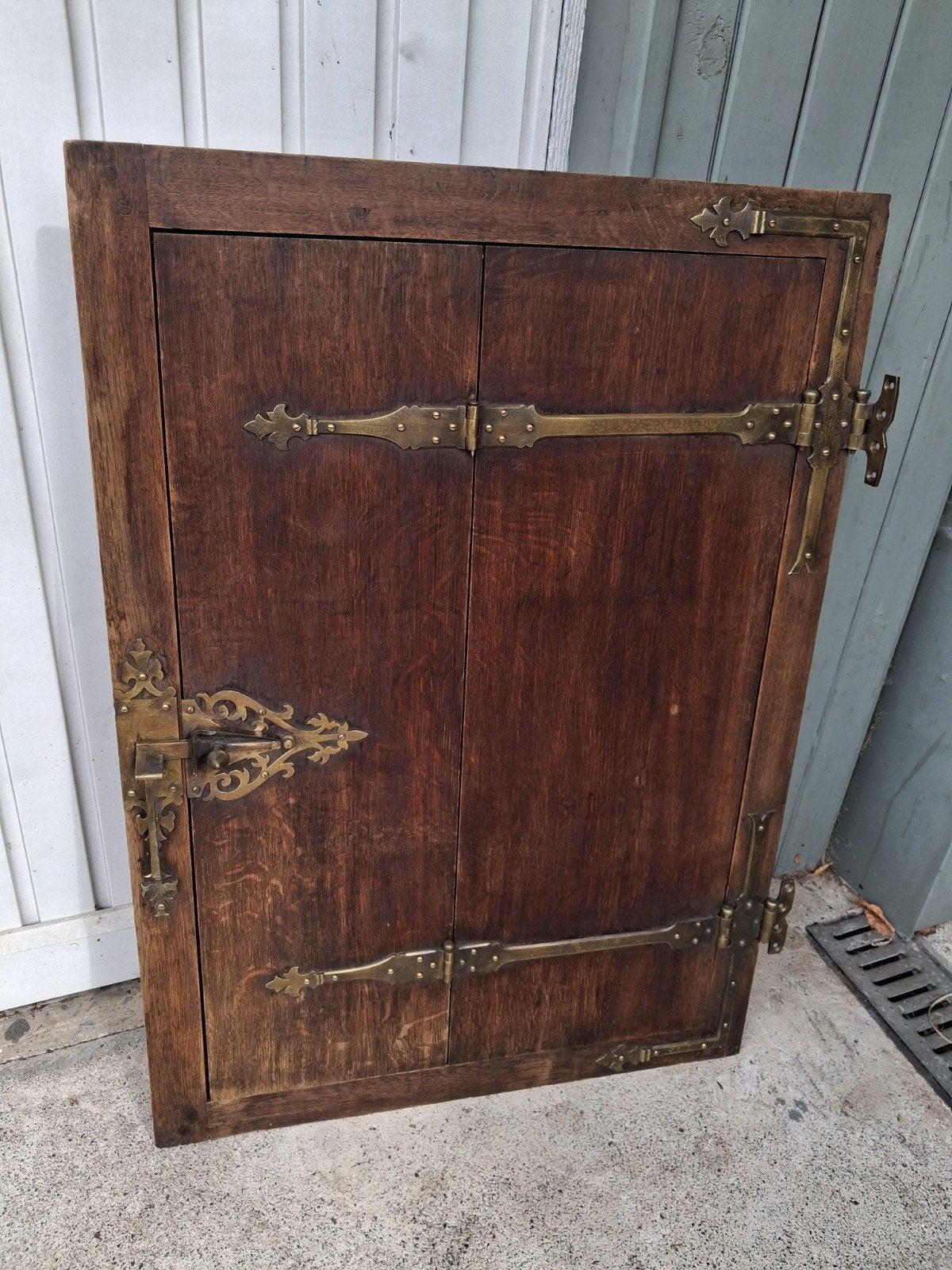 Fenêtre ancienne avec volet, Enlèvement