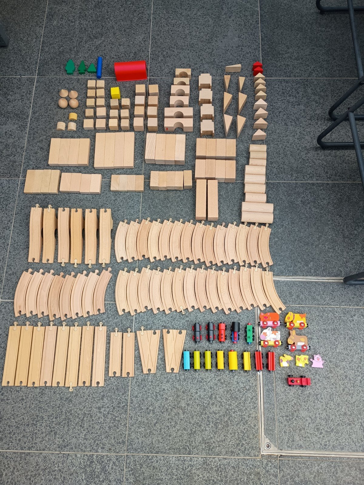 Grote partij IKEA LILLABO houten treinbaan + rails + accesso, Ophalen, Gebruikt, Rij- of Hobbelspeelgoed