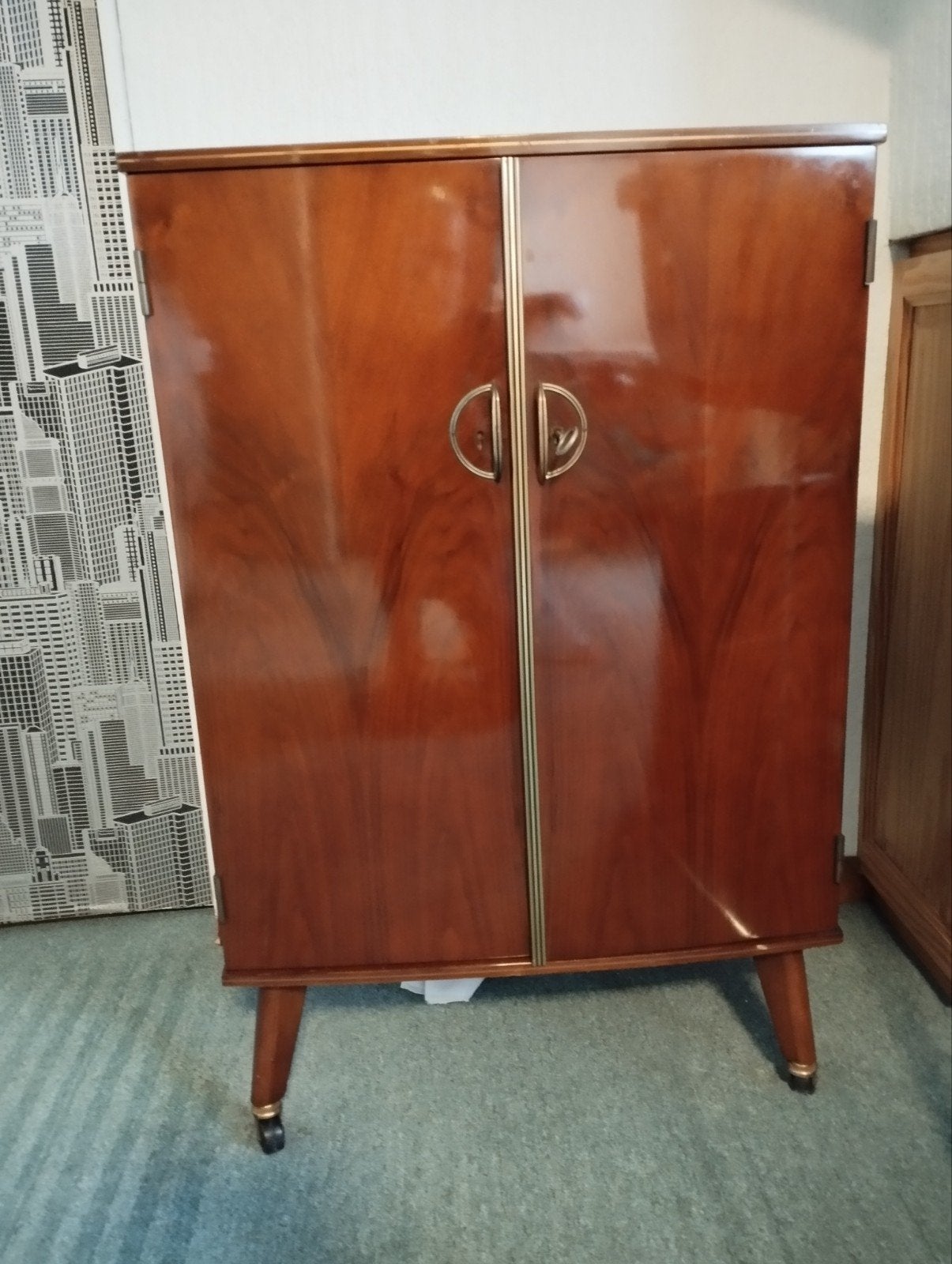 Ancien meuble télévision, Enlèvement