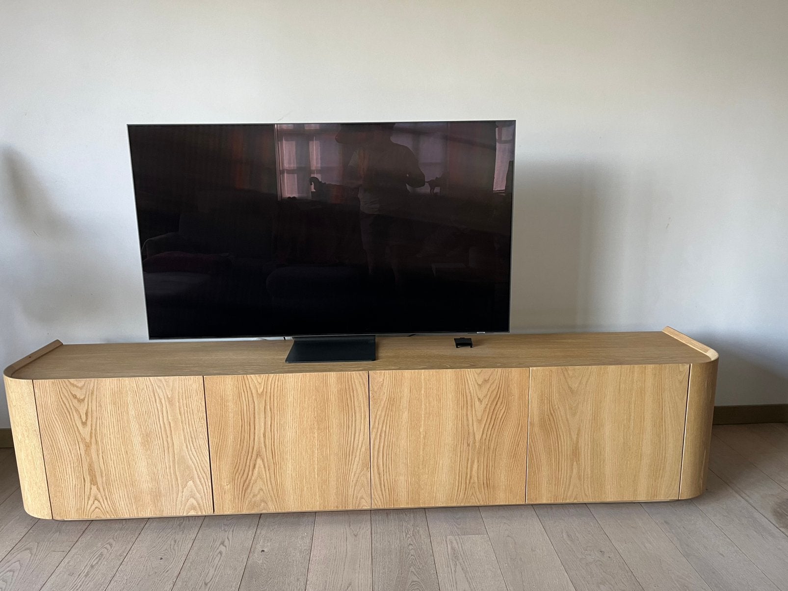 Eiken tv kast Juntoo rondato, Ophalen, Warm nieuw landelijk, Eikenhout, Zo goed als nieuw