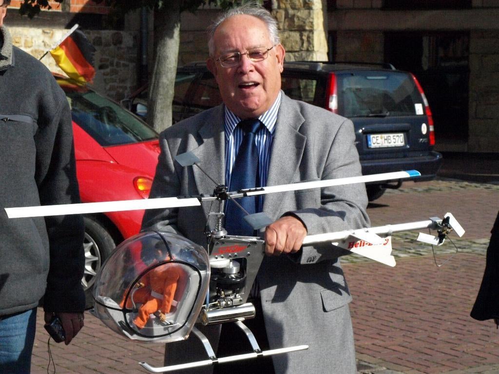 Avions et hélicoptères téléguidés d'époque recherchés, Enlèvement