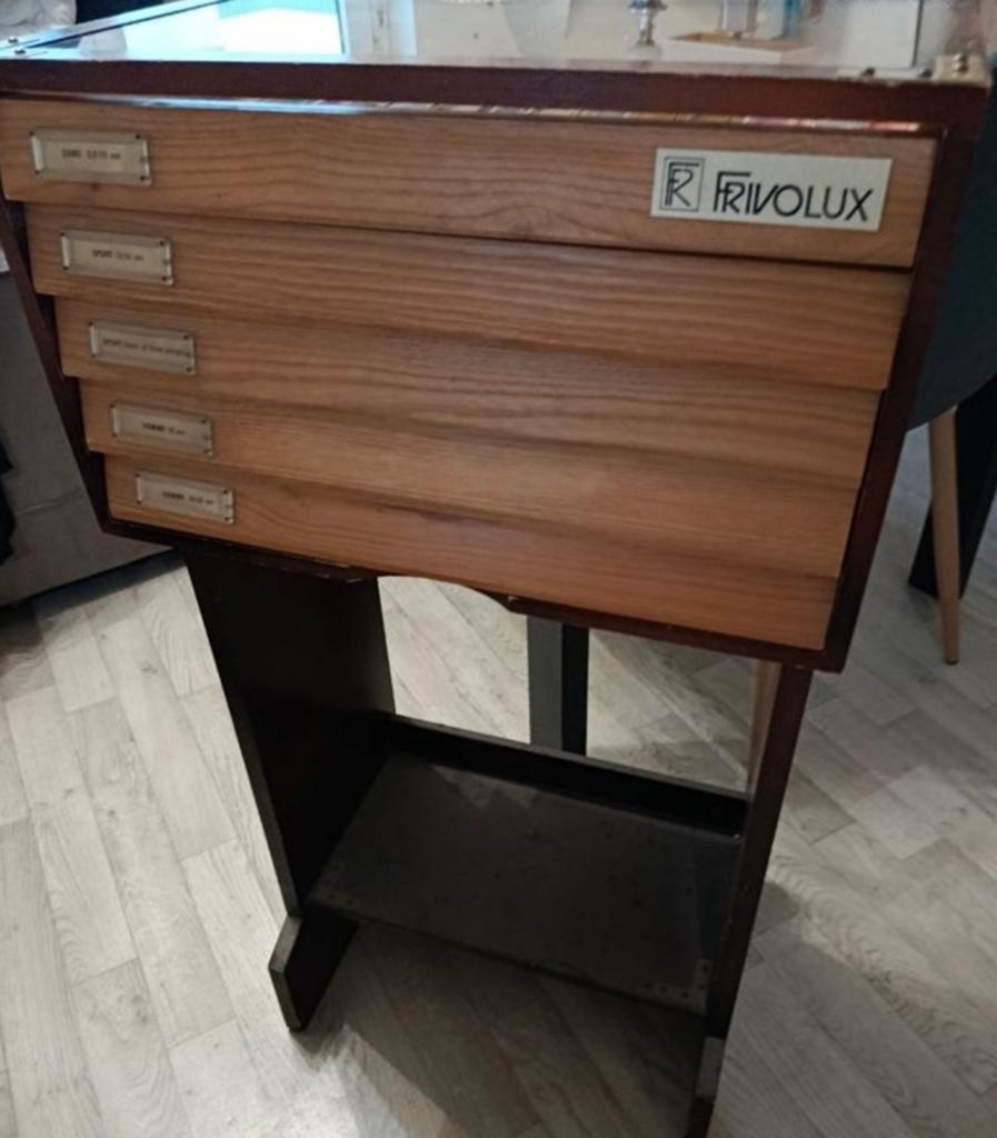 Display met vintage horloges en armbanden van Frivolux, Ophalen