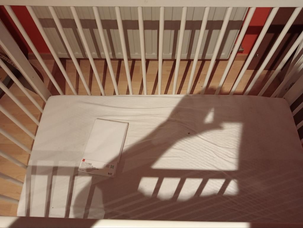 Wit Baby bedje met matras, Enfants & Bébés, Enlèvement, Matelas