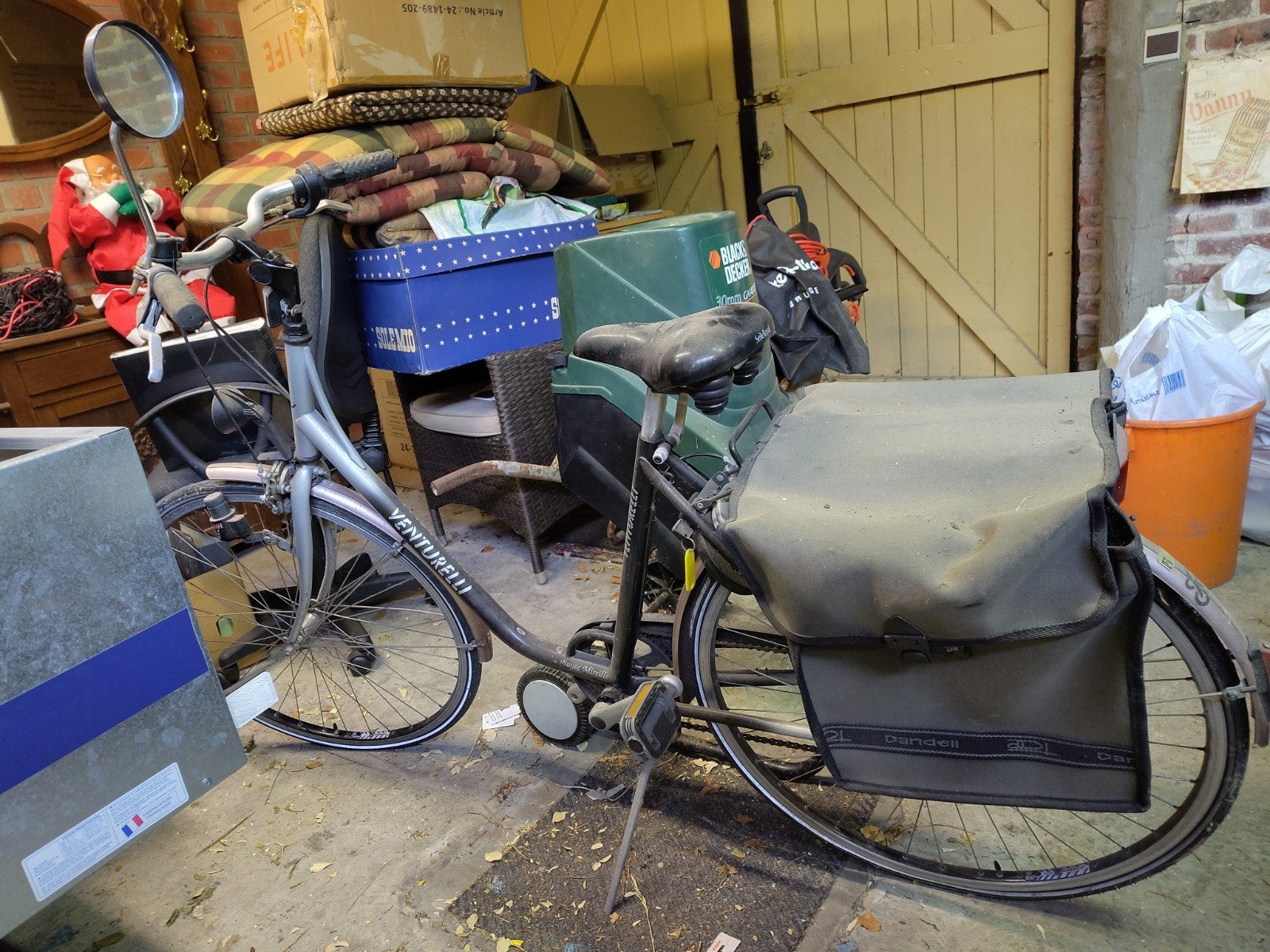 Damesfiets met fietstassen, Ophalen