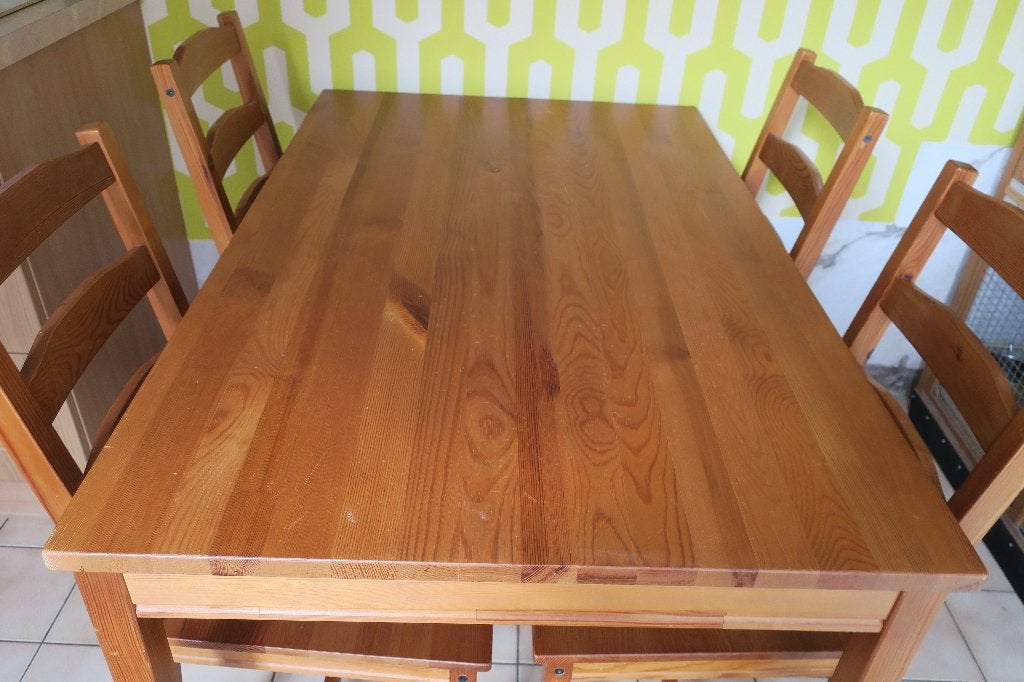 Massieve houten tafel met de bijpassende 4 stoelen., Ophalen, Gebruikt