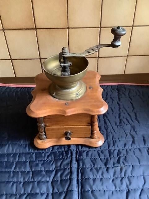 oude koffiemolen met koperen coupe jaren 1900, Antiquités & Art, Enlèvement ou Envoi